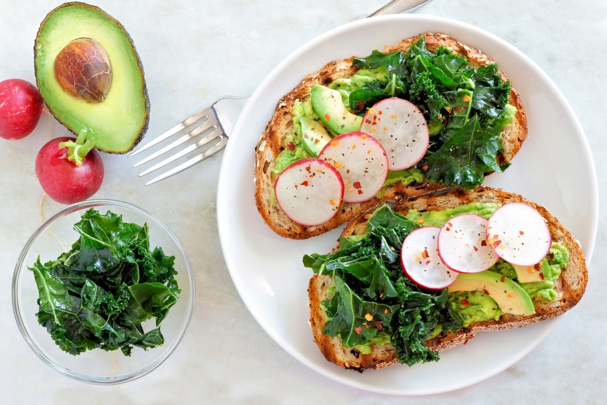 Avocado Sandwich mit Radieschen und Grünkohl