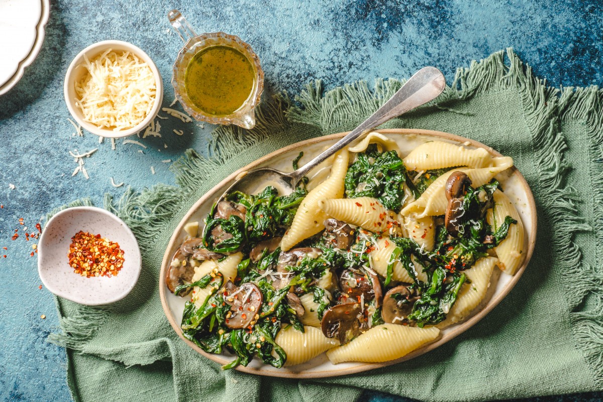 Pasta met spinazie en champignons