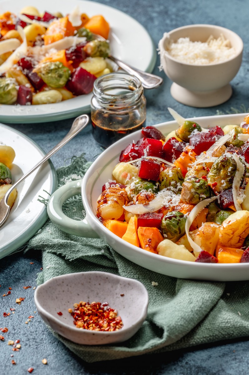 Bakingtray van herfstgroenten met gnocchi