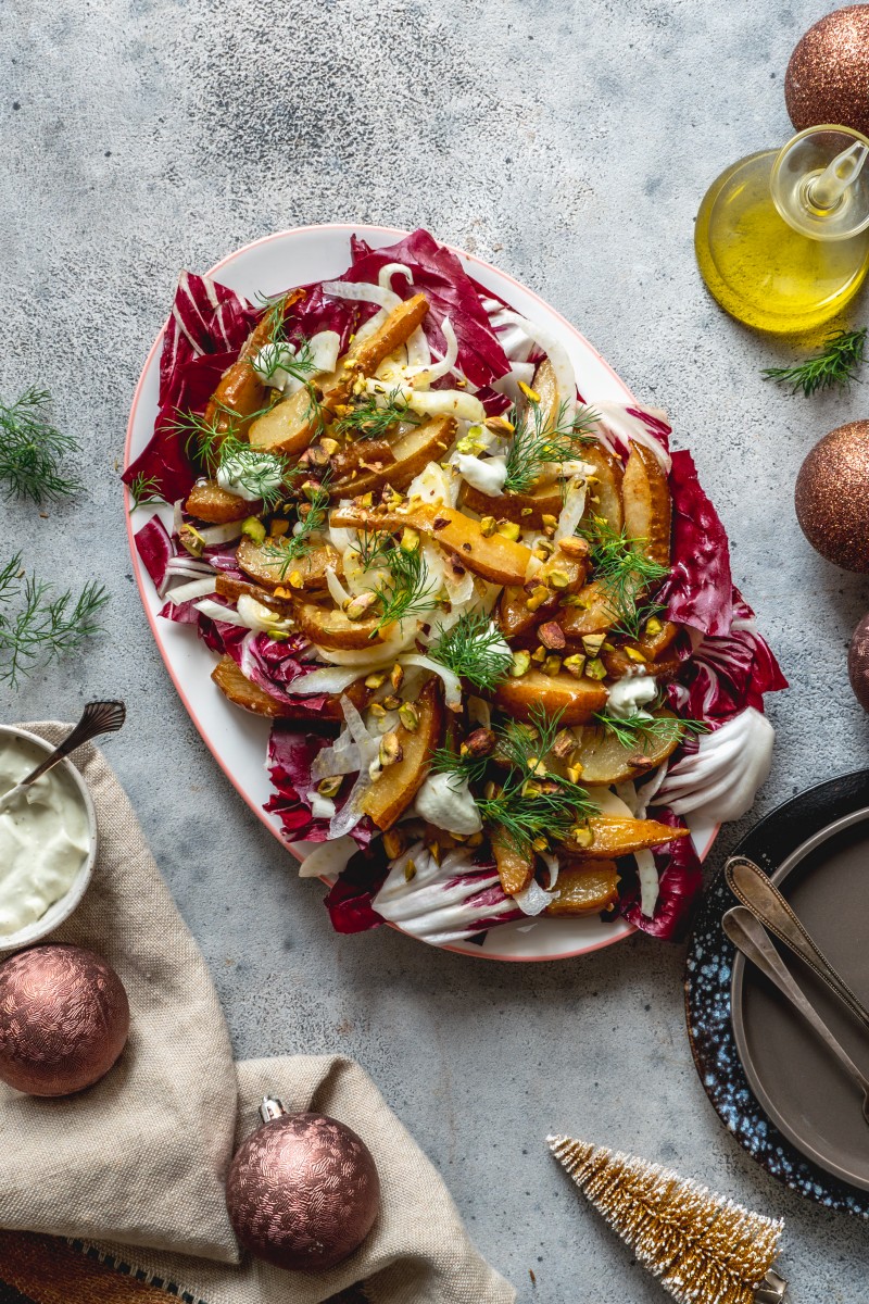 Radicchio, venkel en peersalade met blauwekaasdressing en pistache