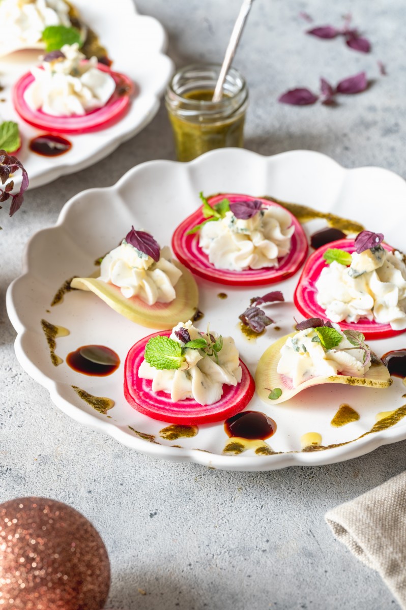 Bietenhapjes met blauwekaasricotta en muntolie