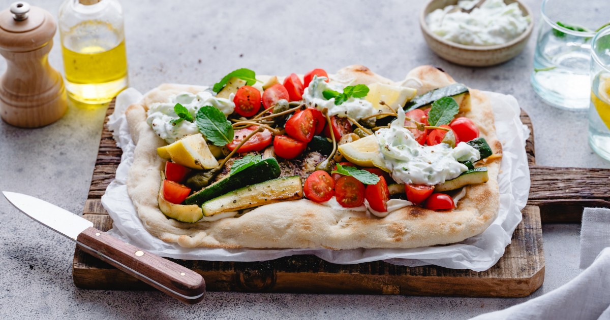 Pinsa  of flatbread met gegrilde courgette en aubergine & munt-citroentzatziki