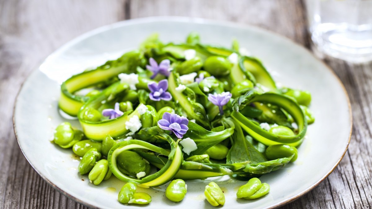 Salade van tuinbonen, aspergelinten, munt en geitenkaas