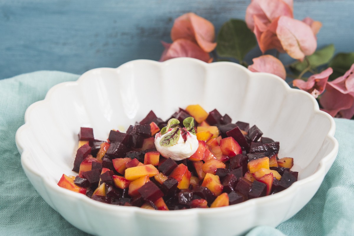 Tartar de remolacha ahumada y melocotón