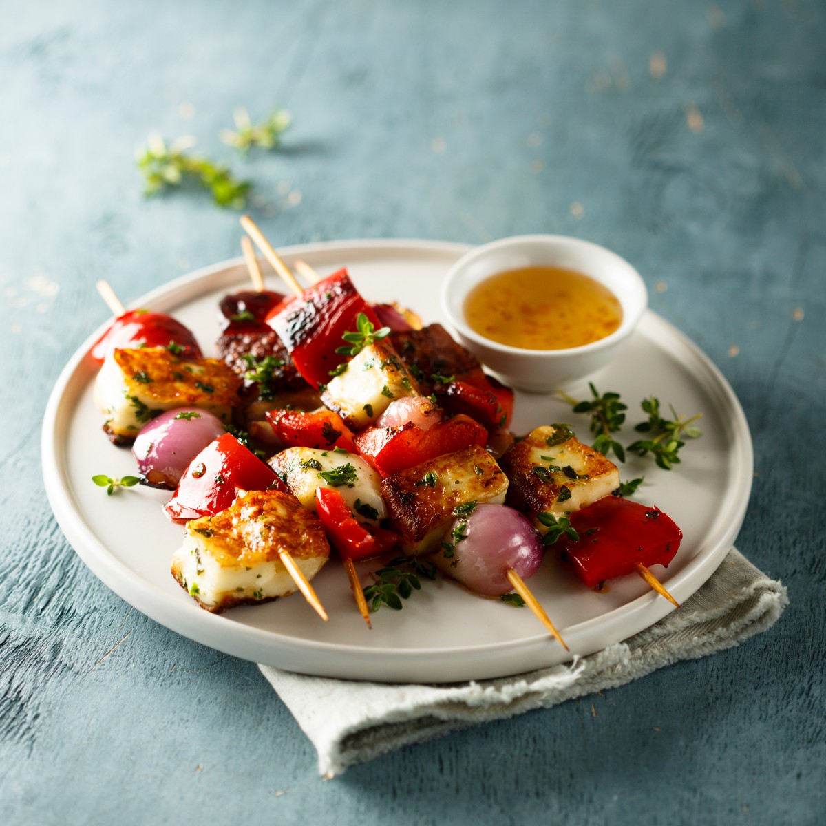 Vegetarische spiesen met gemarineerde halloumi en groenten