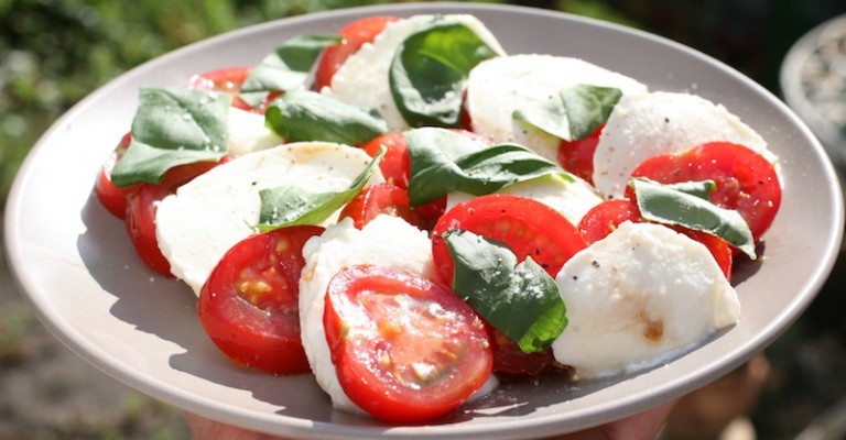 Ensalada de tomate con mozzarella, ajo y albahaca | Love my Salad