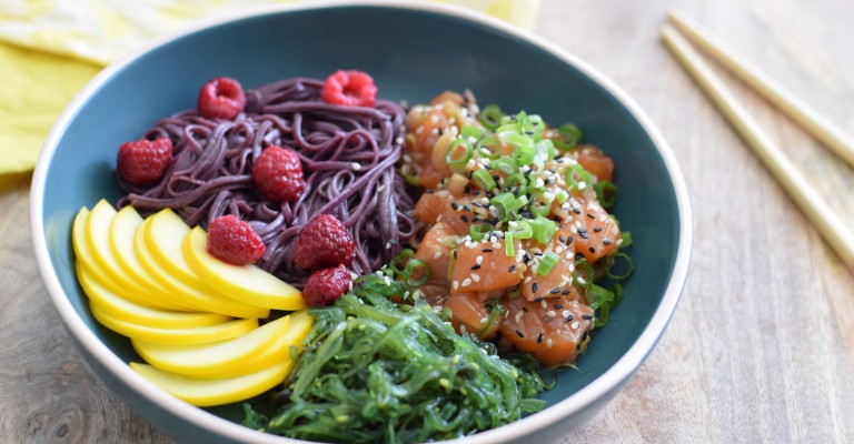 Ongebruikt Poké bowl met noedels, zalm en gele courgette | Love my Salad XW-81