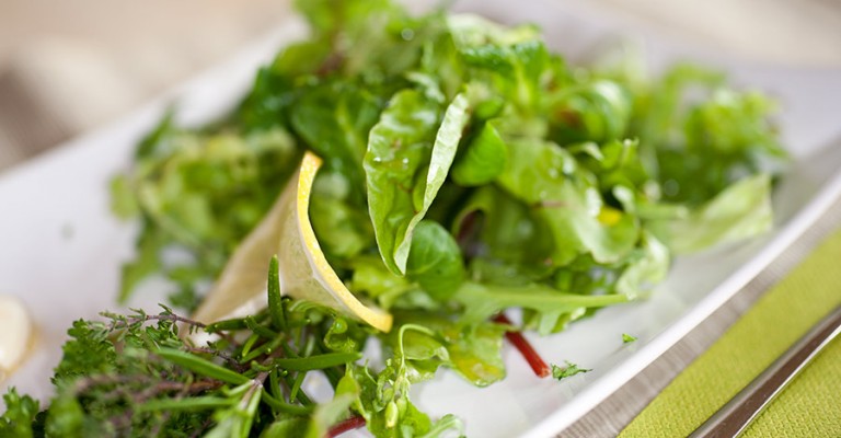 Ensalada de hojas verdes e hierbas frescas con aderezo de limón | Love my  Salad