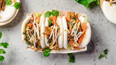 Bao buns con pollo desmenuzado y muchas verduras