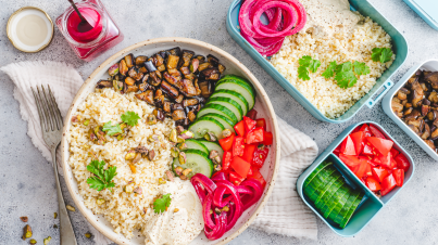 Bowl de bulgur con berenjena frita y cebolla agridulce