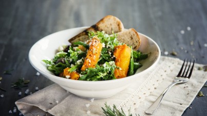 Pompoensalade met feta, rucola en pijnboompitten