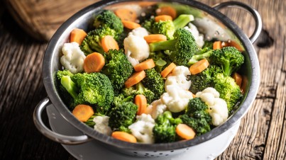 Crunchy steamed vegetables served with lemon and black pepper 