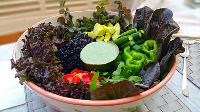 Ensalada negra aliñada con pesto de espirulina