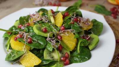 Ensalada detox con fruta y germinados