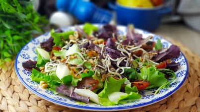 Ensalada templada de gulas y pera