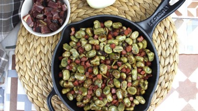 Habas salteadas con cebolletas y jamón