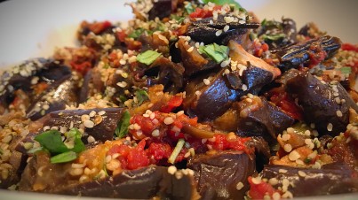 Berenjenas asadas con fritada de tomate y pimiento