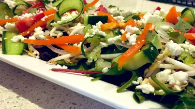 Gartensalat mit Feta und gerösteten Sonnenblumenkernen