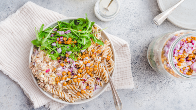 Ensalada de pasta con garbanzos crujientes y ensalada de atun con huevo