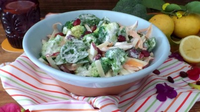 Ensalada de brócoli y manzana con arándanos rojos