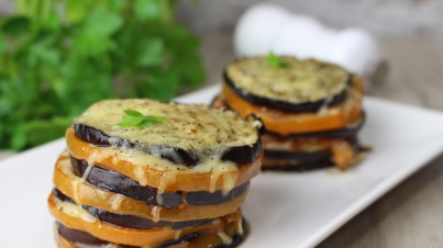 Torres de berenjenas y tomates asados gratinados