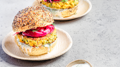 Hamburguesa de calabacin con salsa de eneldo y cebolla roja agridulce