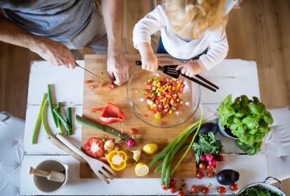 Wat te doen met lastig gedrag aan tafel: complimenteren, corrigeren of time-out?