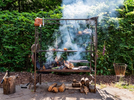 https://www.lovemysalad.com/sites/default/files/styles/image_530x397/public/cook_on_a_fire_pit.jpg?itok=Hud1fFZR