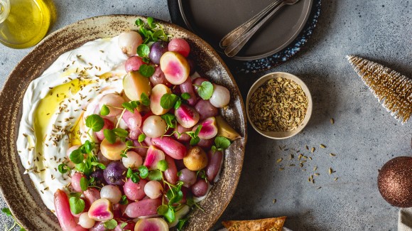 Radijsjes uit de airfryer met knoflookyoghurt, honing en dille