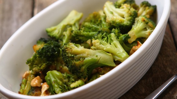 Broccoli with anchovies, garlic and red chilli | Love my Salad