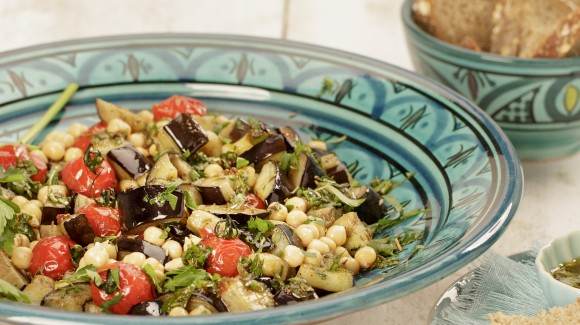 Marokkaanse aubergine kikkererwten salade