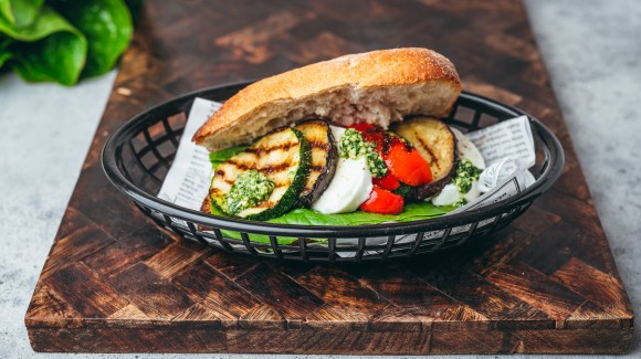  Grilled vegetable sandwich with pesto