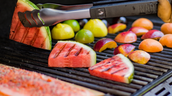 Cottura al barbecue, hai mai provato con la frutta? 