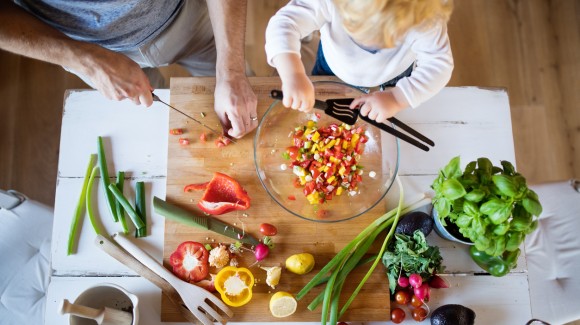 Wat te doen met lastig gedrag aan tafel: complimenteren, corrigeren of time-out?