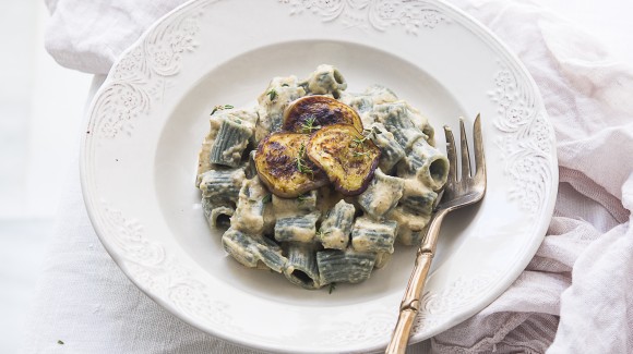 Pasta con berenjena cremosa y tomillo fresco