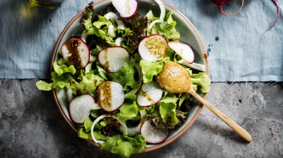 Insalata di ravanelli coltivati in casa 