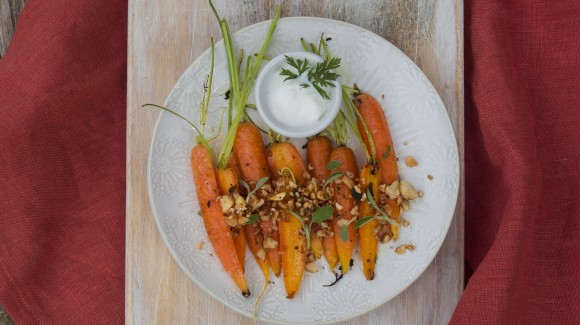 Zanahorias baby salteadas con crunchy de macadamia 